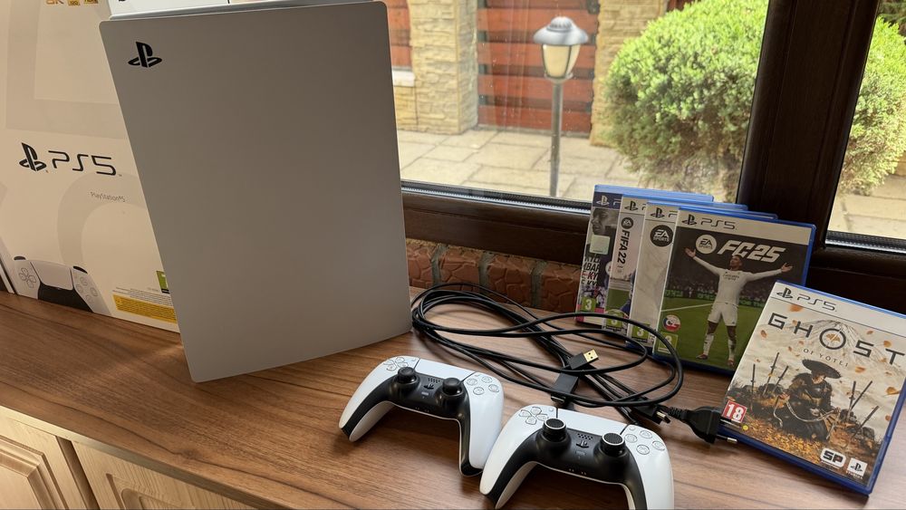 Consolă Sony PlayStation 5 (PS5) Disc Edition, 825GB, 2 controllere + jocuri