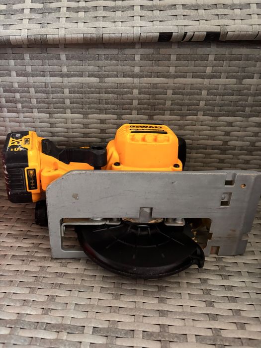 Circular dewalt DCS565