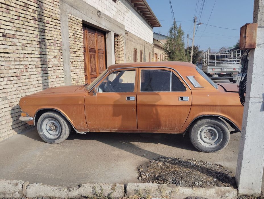 Волга 2410 золотой
