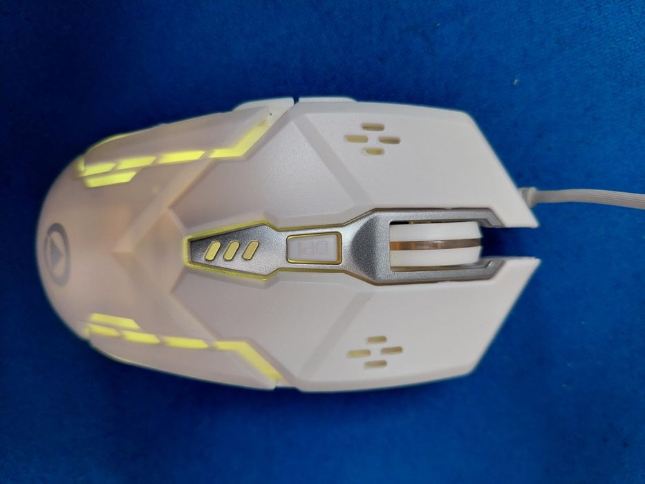 Бяла мишка за компютър светеща в различни цветове