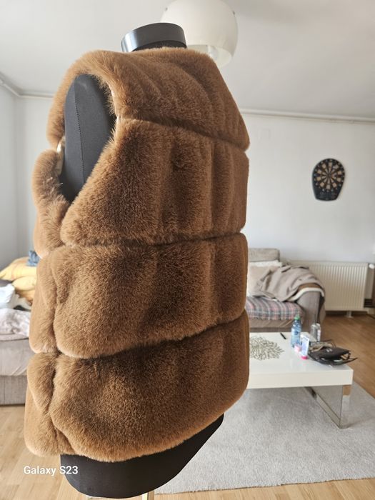 Vesta blana artificiala.100 lei