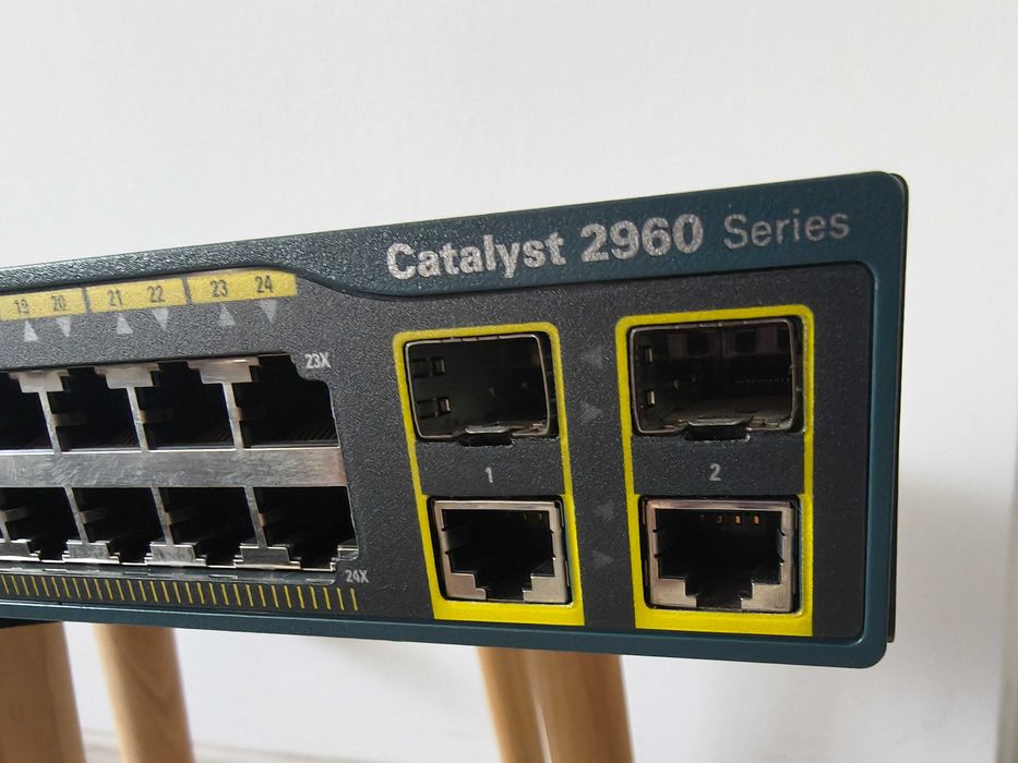 Cisco Catalyst 2960-24TC- L-V03. Switch profesional 24 porturi 10/100 Mbps. Impecabil!