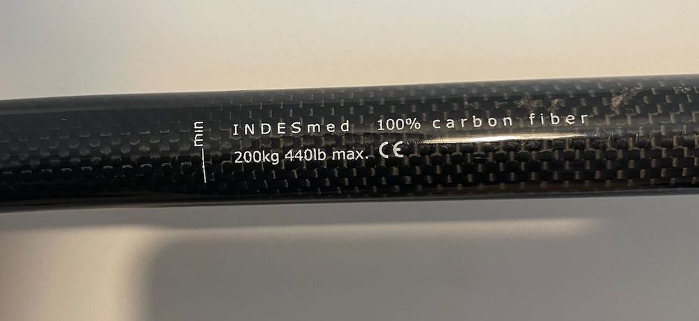 Cârje antebraț INDESmed din fibră de carbon 100% - susținere 200 kg