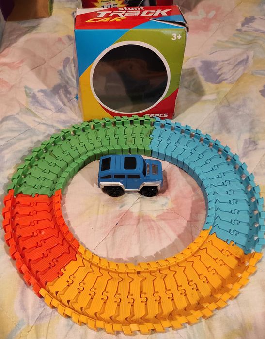 Количка със задвижване на  писта