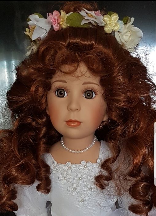 Papusa din portelan de colecție - Rezervata