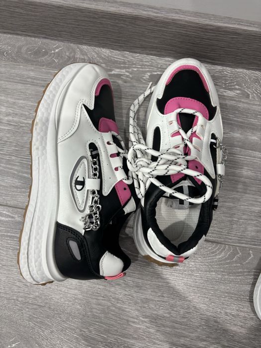 Продам новые кроссовки