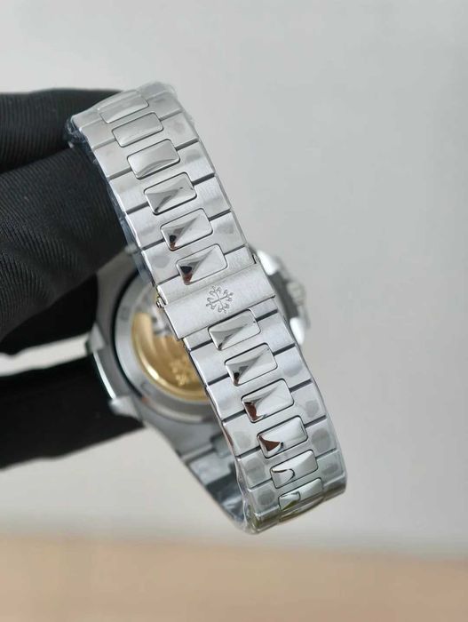 patek philippe nautilus бял циферблат
