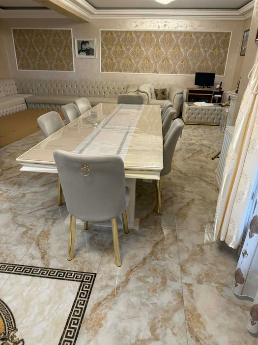 vand masa cu 10 scaune