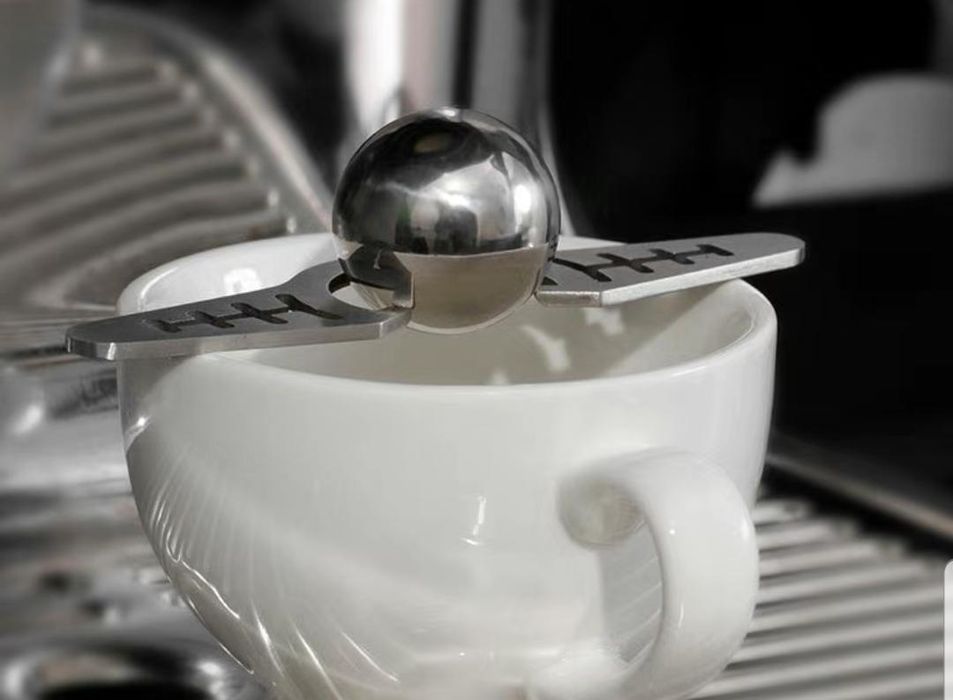 Ледяной шар и кронштейн