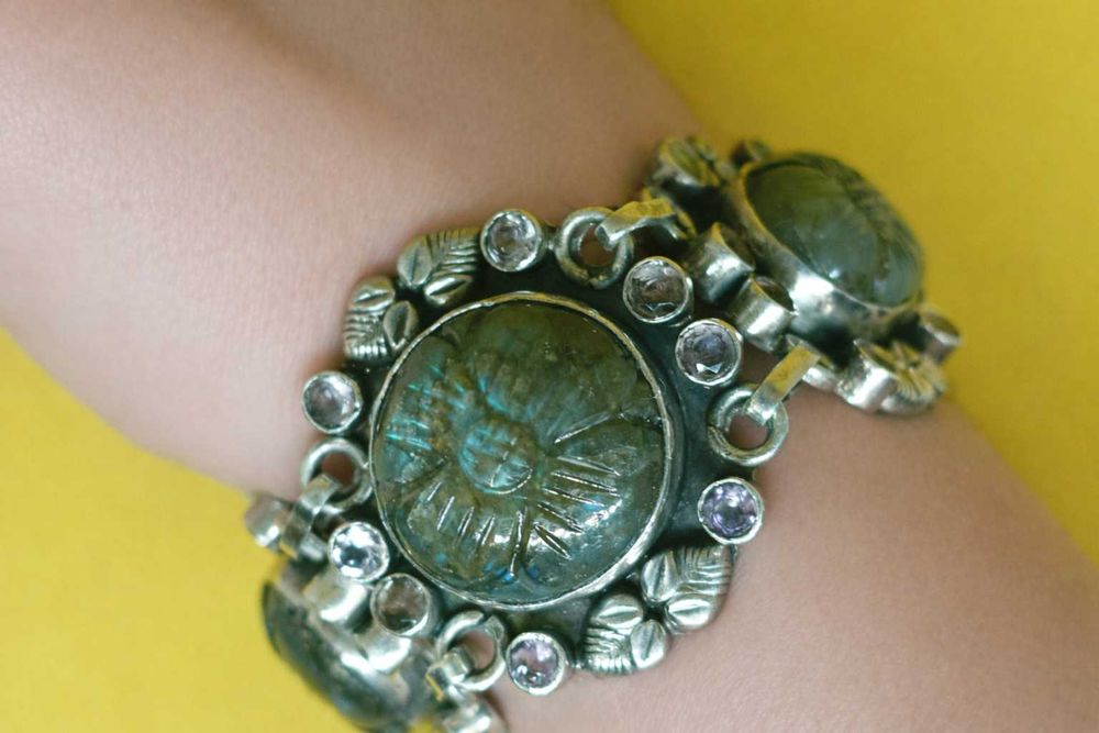 Brățară statement din argint (testată) cu labradorit sculptat & ametiste