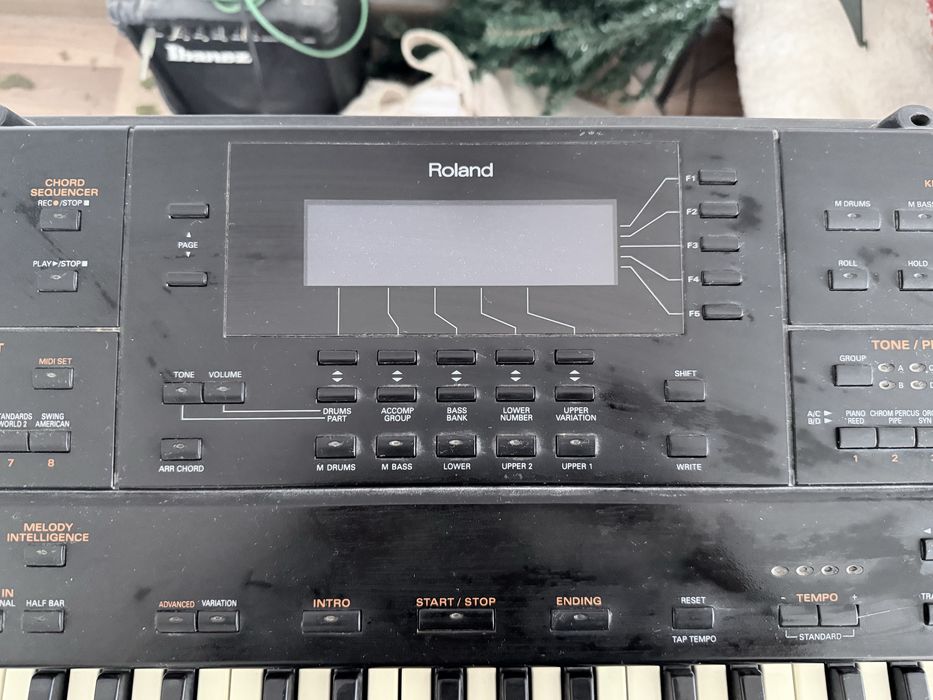 Vand orga ROLAND G-600, statie + 2 boxe de mari dimensiuni funcionale. In plus, stativ de orga si partituri