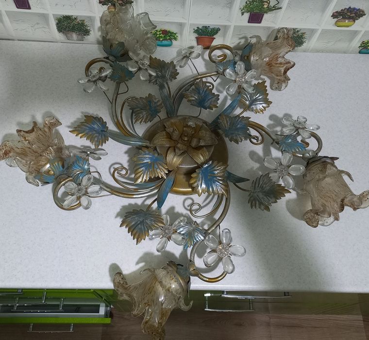 Продам люстру цоколь Е14