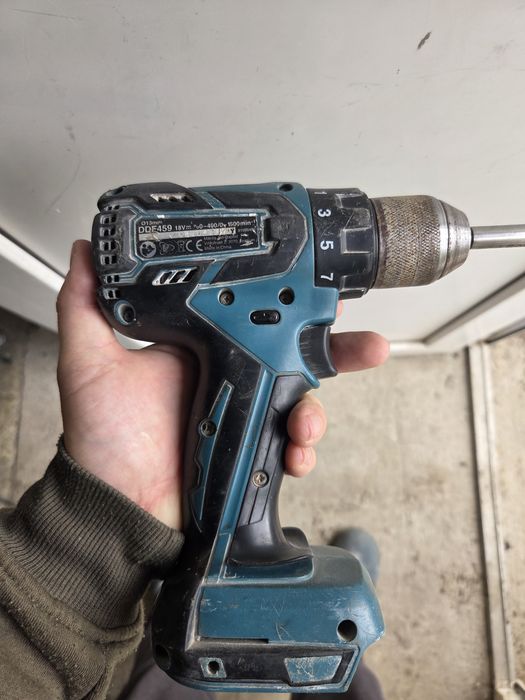 Bormașină Makita DDF459 Brushless + 2 acumulatori + Încărcător rapid.