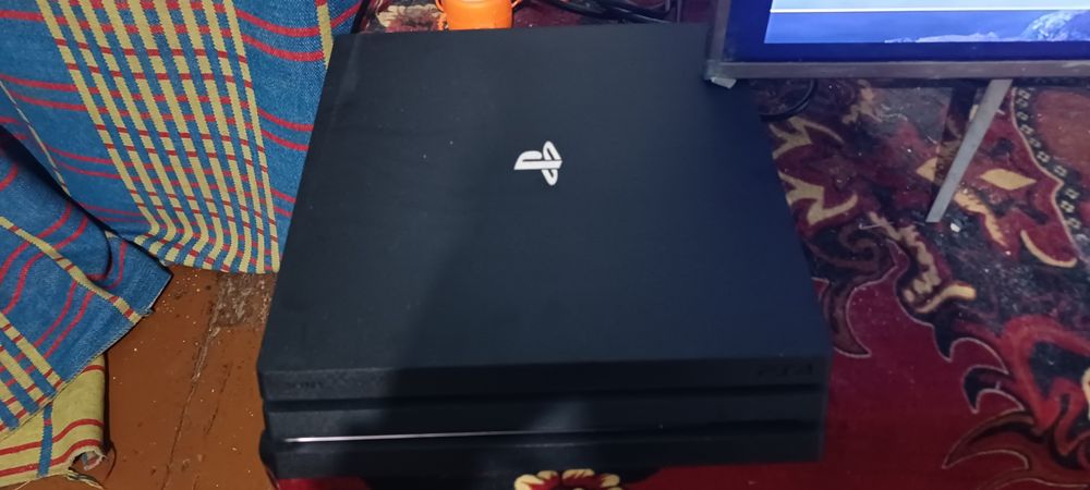 Продаю PS4 PRO есть игры