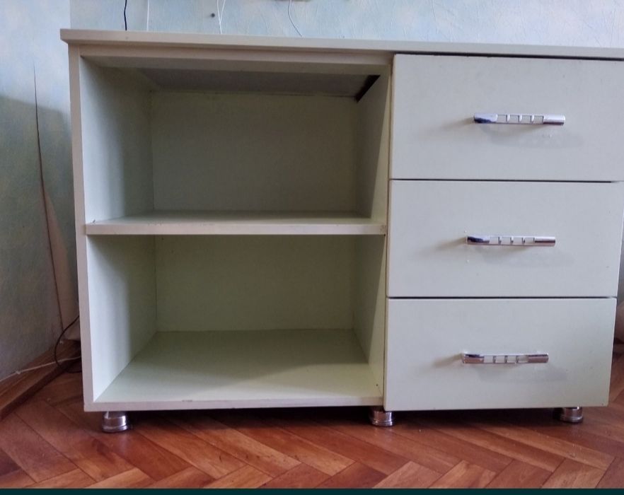 Продам стол тумбовый