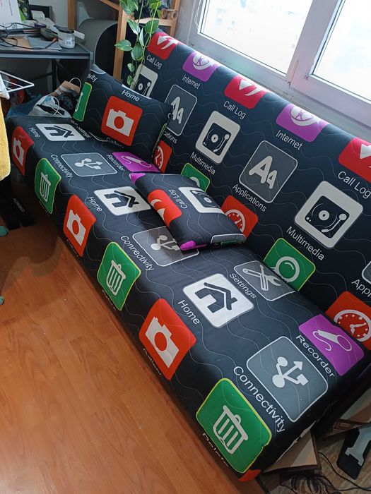 Диван с 2 възглавници