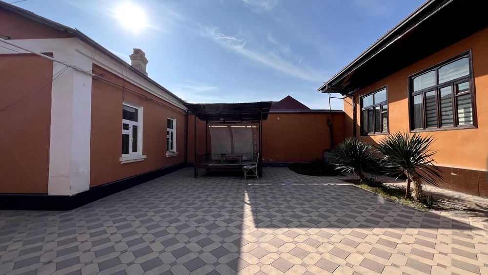 Фаргона шахрида 7 сотих ховли. Полский бозор ёнидаги махалла