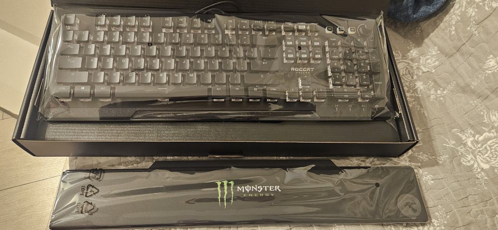 Tastatură mecanică ROCCAT - Vulcan Pro, Titan Switch Optical, RGB, NOU