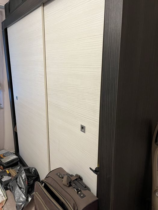 Спалня с гарсероб и шкафчета