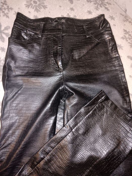 Pantaloni de piele