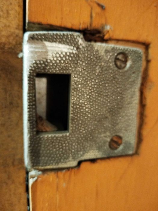 Допълнителна брава за врата езикова външна Брава за външен монтаж