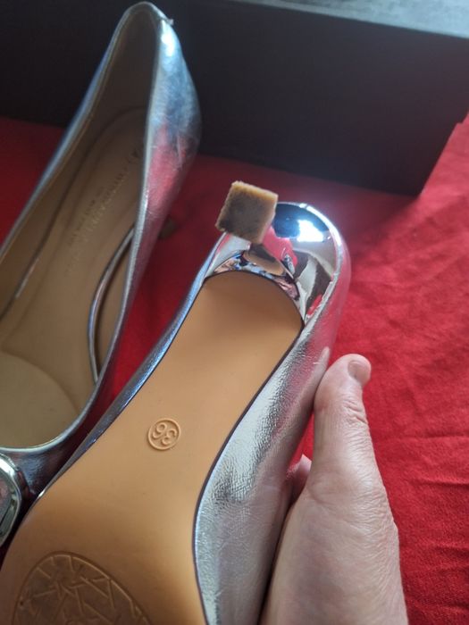 Tufli kumush rang asal turadi.zoʻlushka oyoq kiym poshnasiyam juda