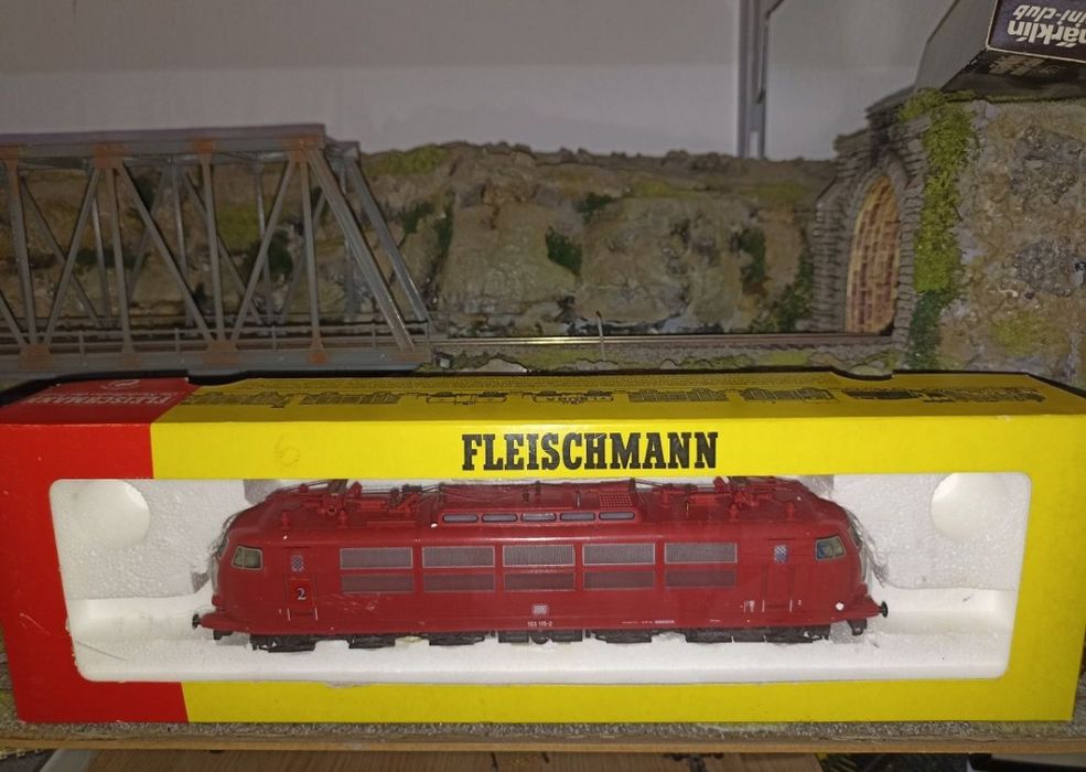 Locomotiva digitala cu sunete fleischmann 

Specificatii:
- sasiu din