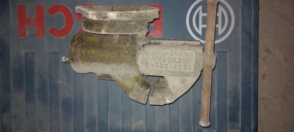 Продам  весы и тиску