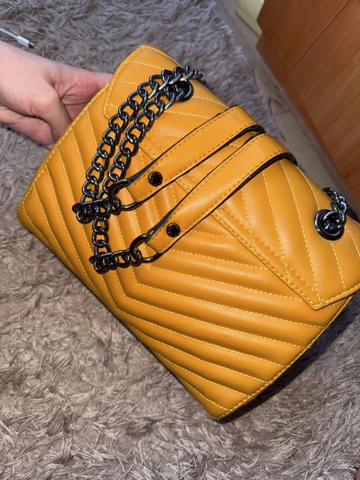 Дамска жълта чанта