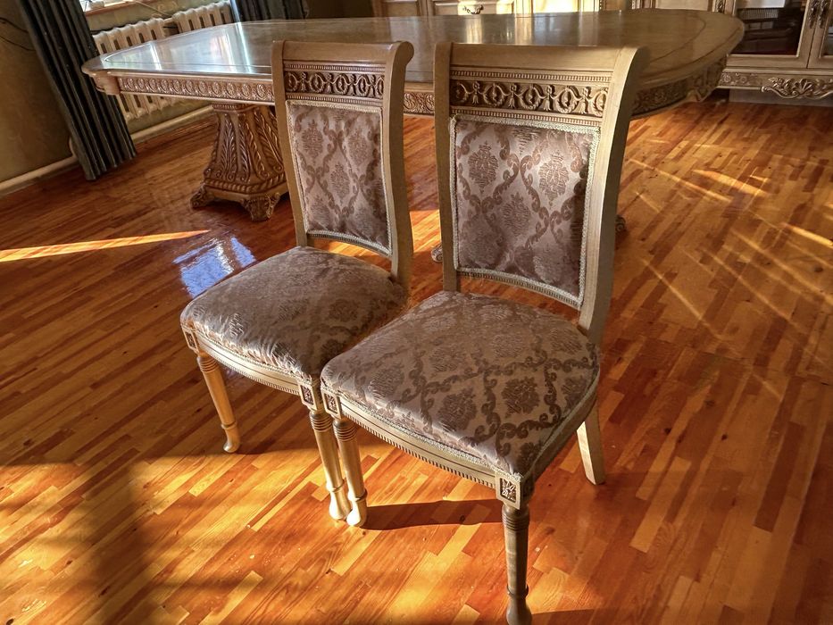 Комплект комод, горка, стол и стулья