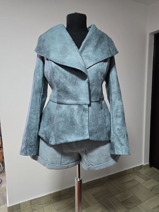 Pantaloni scurți mas. 40, prezinta captuseala si buzunare laterale