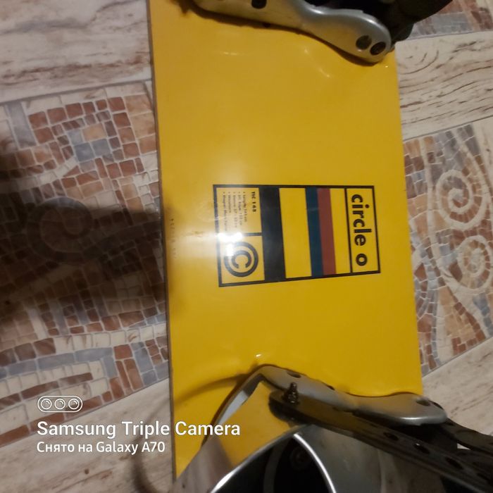 Сноуборд snowboard с креплениями.