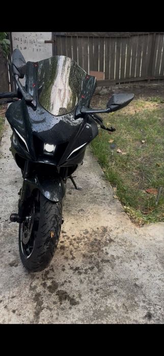 Yamaha R7 2024.