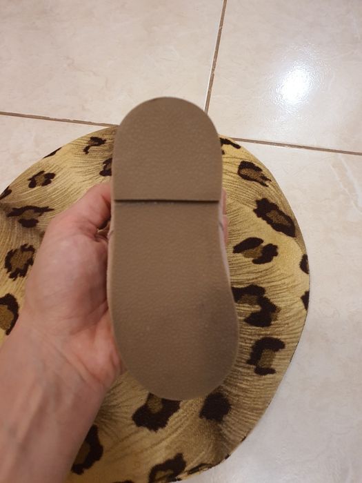 Ghete din piele naturală, noi, cu etichetă.