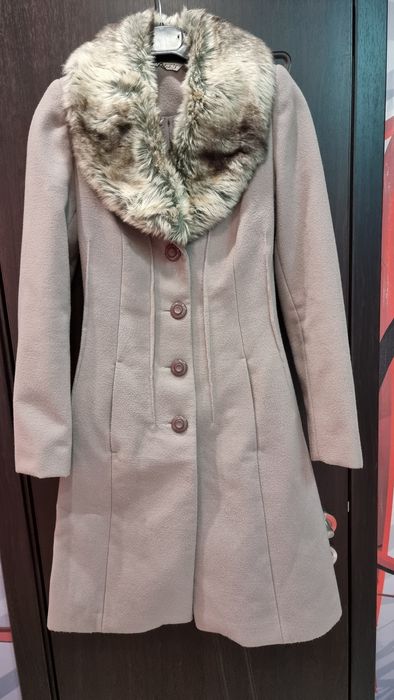 Елегантно вълнено палто с яка в сиво