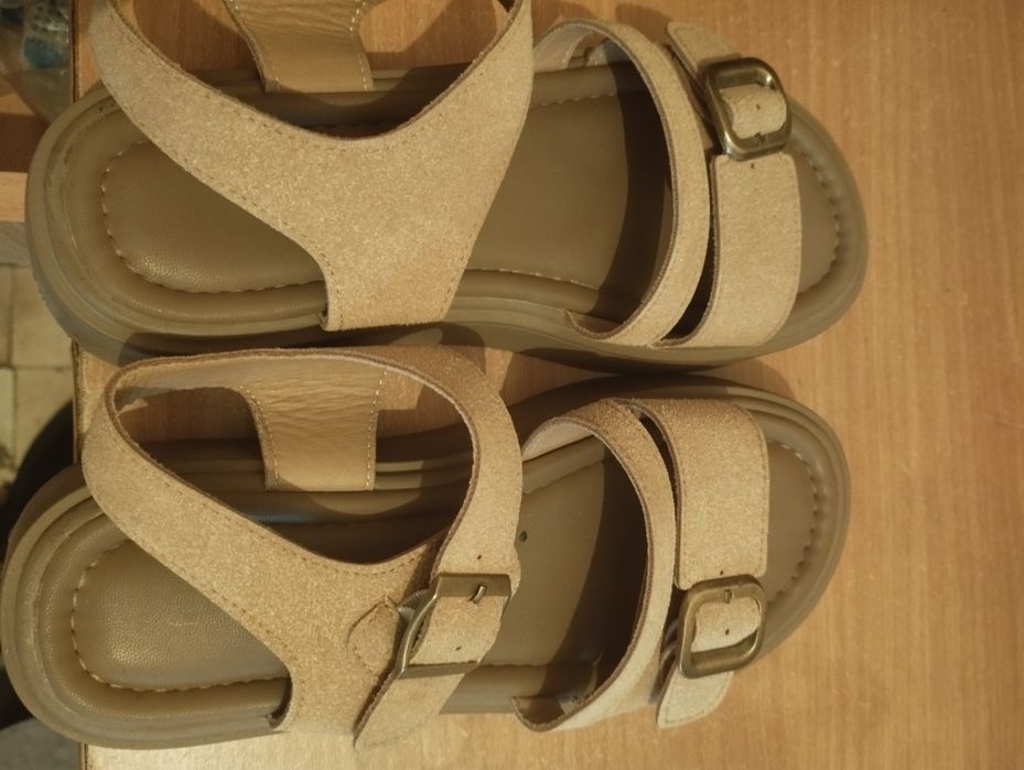 Аяк киімдер сатылады