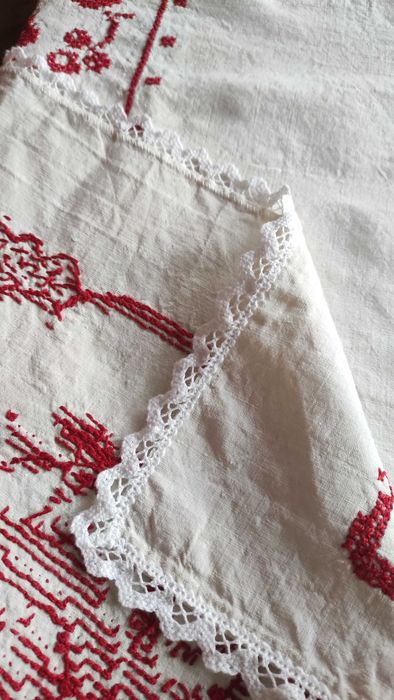 Покривка за маса с ръчна бродерия и с дантелена гарнитура на една кука