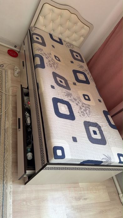 Продам стол с стульями,
