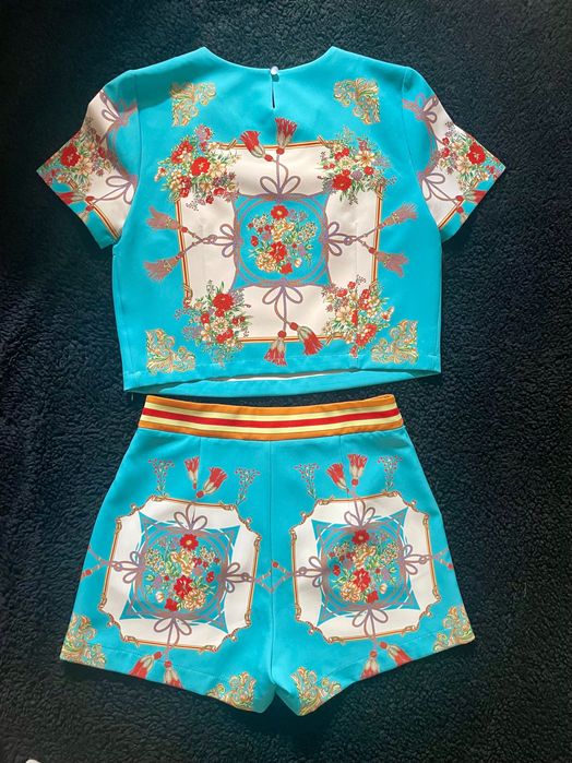 Комплект, къс панталон и топ многоцветен син/зелен с барокови елементи