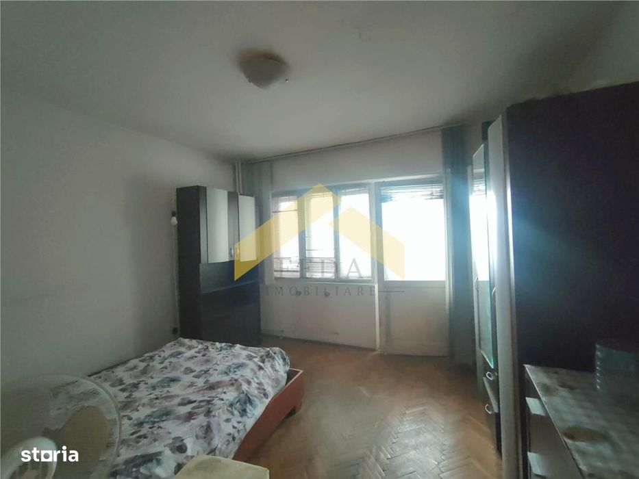 Apartament 3 camere de vanzare zona Intim