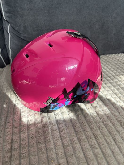 Детска каска и очила за ски за момиче