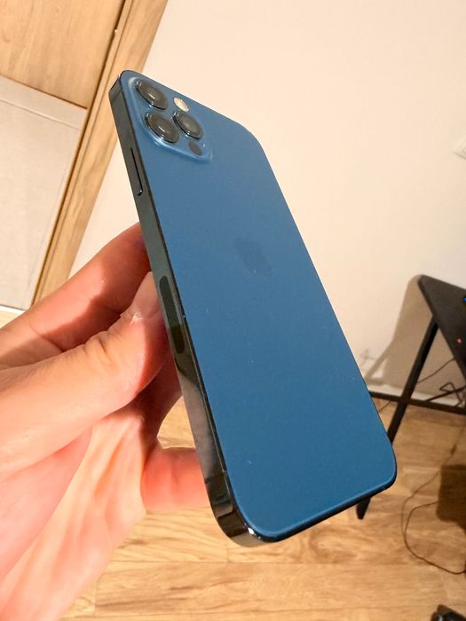 Продавам iPhone 12 Pro Pacific Blue