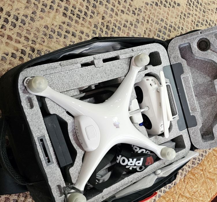Квадрокоптер DJI Phantom 4 Pro