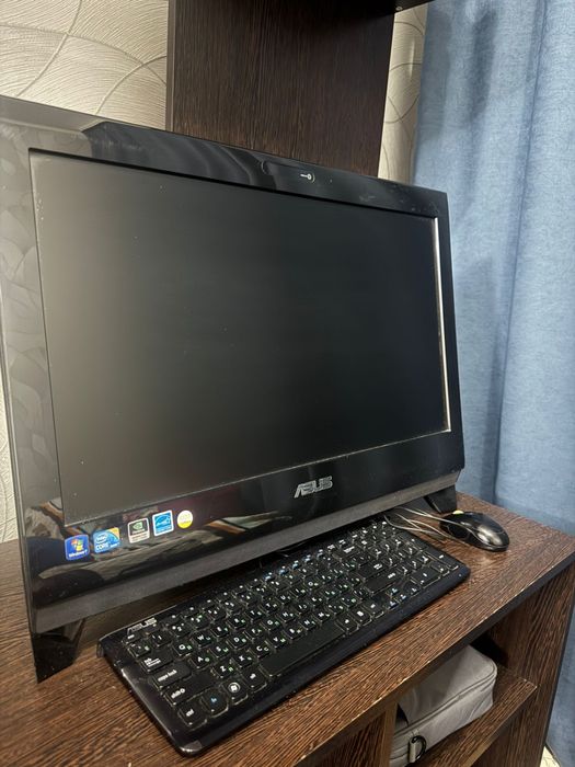 Компьютер моноблок вместе с подставкой