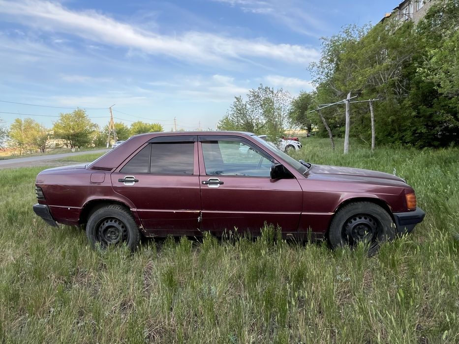 Мерседес 190Е.