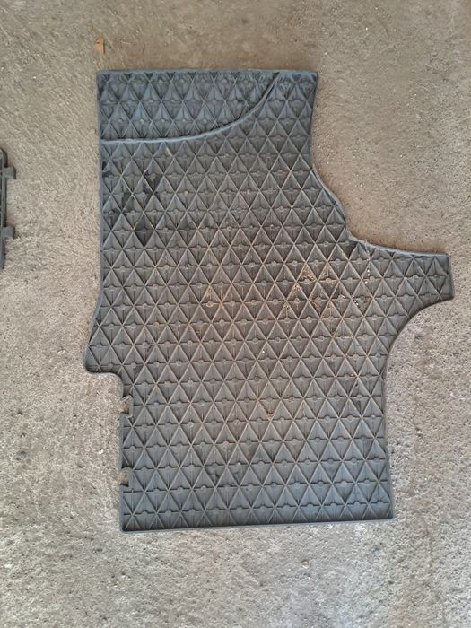 Продавам оргинални гумени стелки за Мерцедес Вито-1999г.