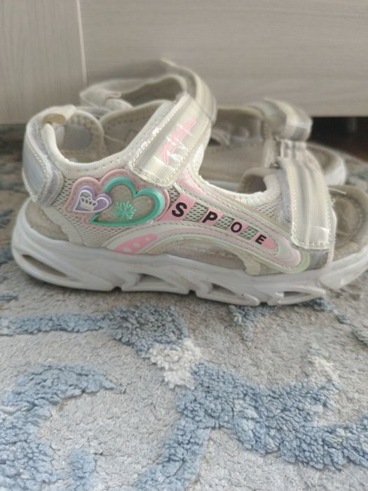 Сандалики на девочку