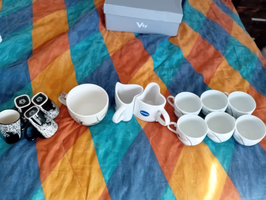 Vand 13 cesti de cafea noi două in forma de inima
