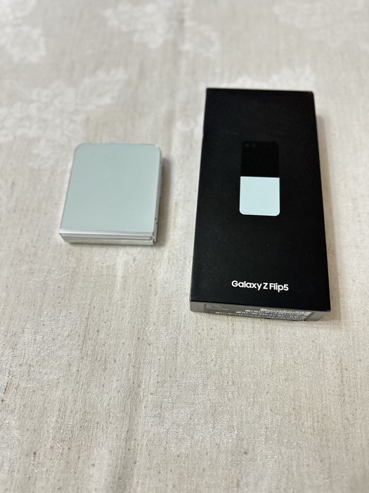 Samsung Galaxy Z Flip5 в гаранция още 18 месеца