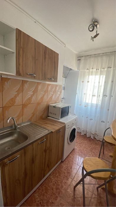 Inchiriez garsoniera zona Sunny